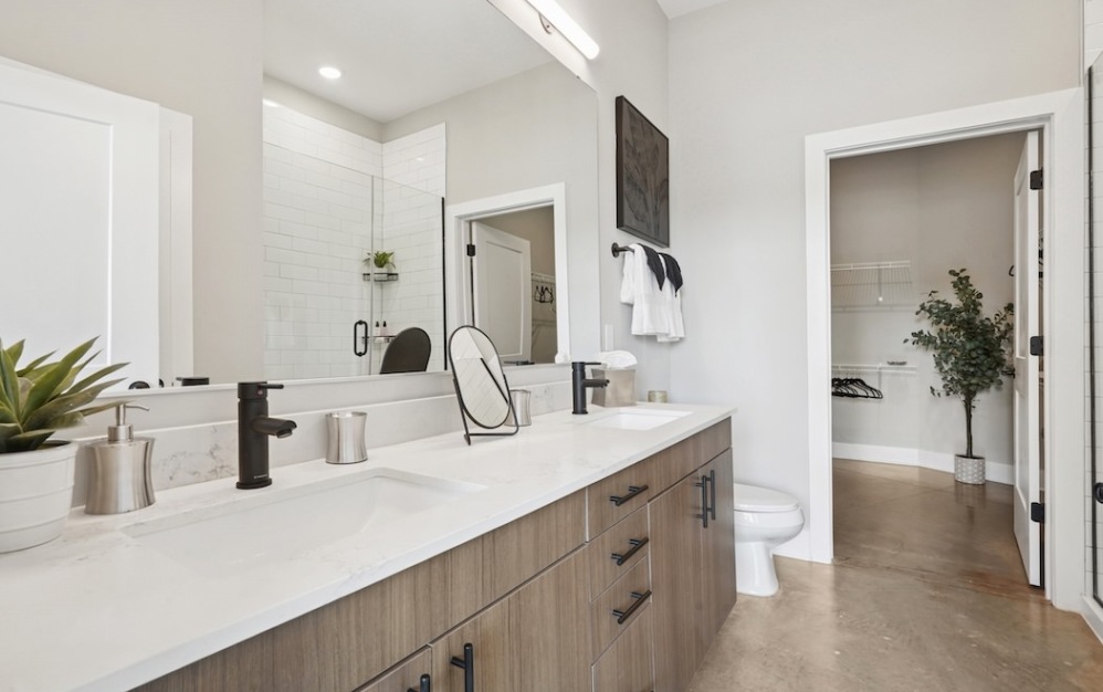 B7 - 2 bedroom floorplan layout with 2 bathrooms and 981 square feet