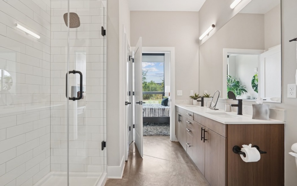 B7 - 2 bedroom floorplan layout with 2 bathrooms and 981 square feet